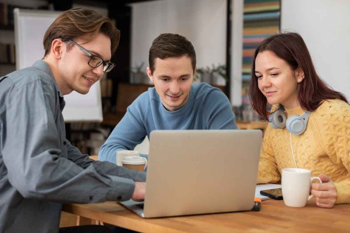 A tutor teaching English online